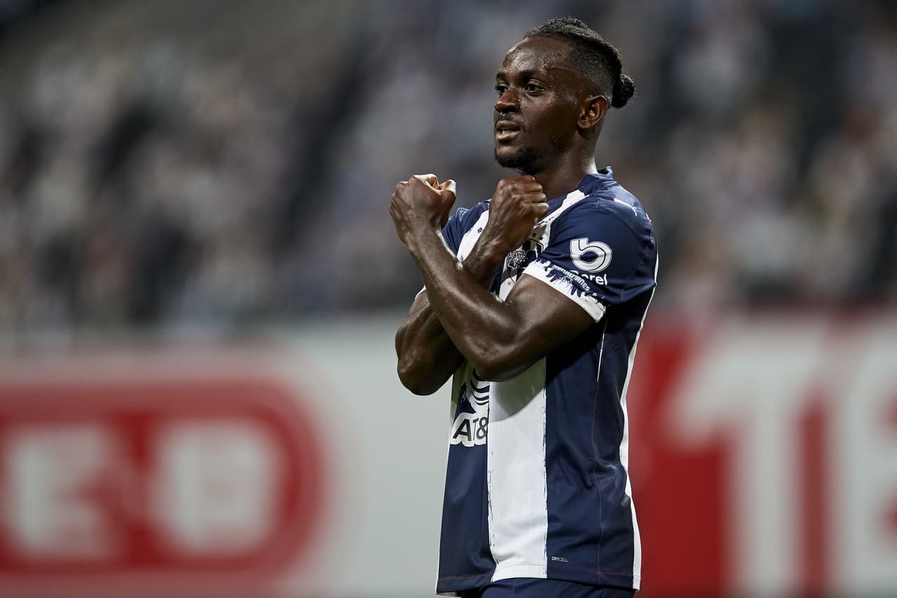 Ake Loba rinde honor a Chadwick Boseman.