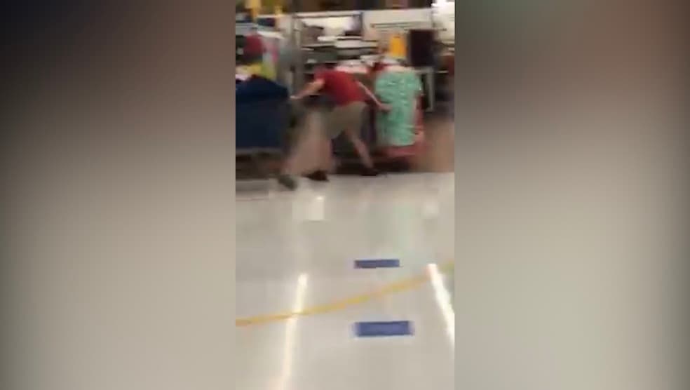 Arrestan a un hombre que dijo tener coronavirus mientras tosía sobre la mercancía de un Walmart