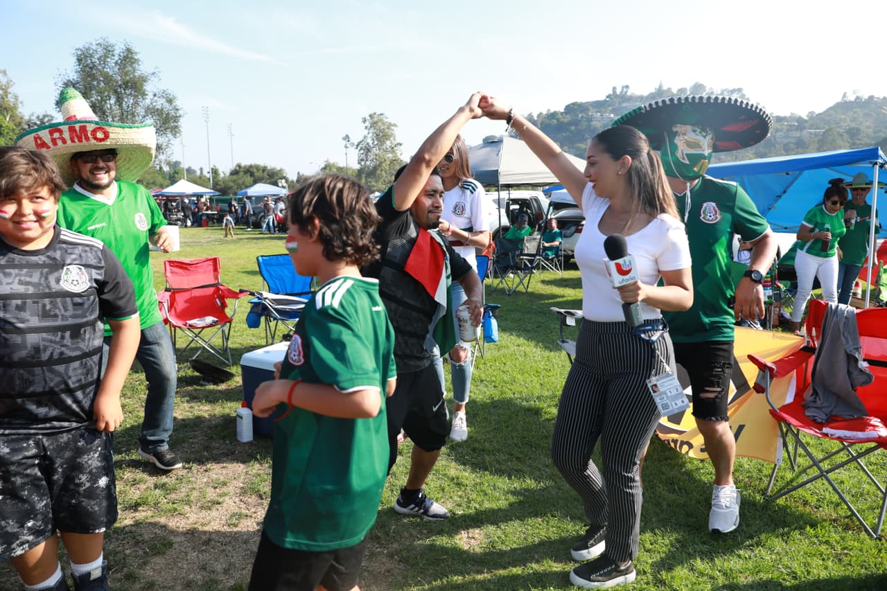 Mafer tuvo tiempo hasta para bailar con los fanáticos, antes de empezar el encuentro ante Cuba.