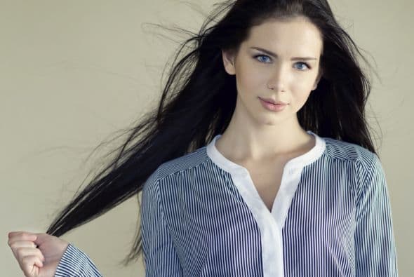 Tocarse el cabello: Por si no lo sabías, este es uno de los gestos más arrasadores, desde que alborotes tu melena, hasta el sólo jugar con un mechón, a los hombres los enloquece.