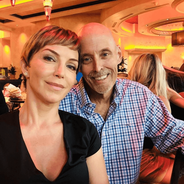 Sus planes para esa "ceremonia simbólica" se vieron afectados por la actual pandemia de covid-19. No fue en junio sino hasta el pasado fin de semana cuando el matrimonio pudo concretar parte del proyecto que tenían en mente, que incluía un viaje por Irlanda y su boda en un castillo. 
<br>