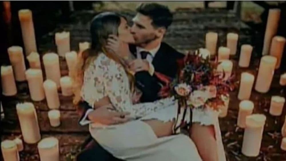 El futbolista Lionel Messi y su esposa, Antonela Roccuzzo, se casaron en Argentina en una boda celebrada el 30 de junio de 2017. Esta imagen se difundió como pólvora en internet. La historia afirmaba que había sido una imagen filtrada de manera secreta de la boda.
