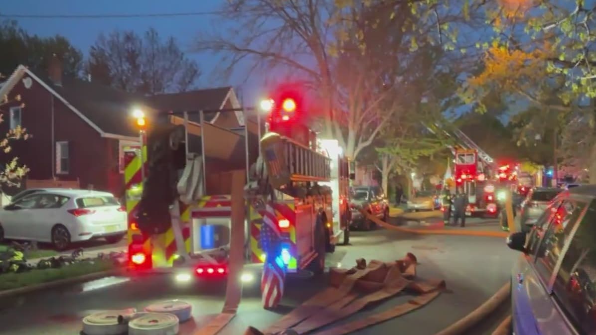 Incendio arrasa varias casas y deja dos bomberos heridos en Ridgefield Park