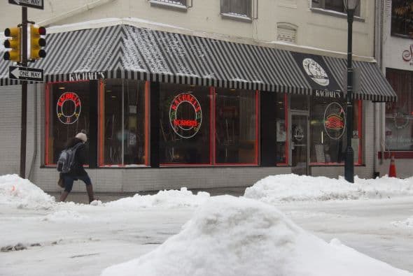 Imagenes de personas que salieron sin importar la tormenta de nieve en Filadelfia. Febrero marcó un récord de nieve que no se ha visto en 150 años.