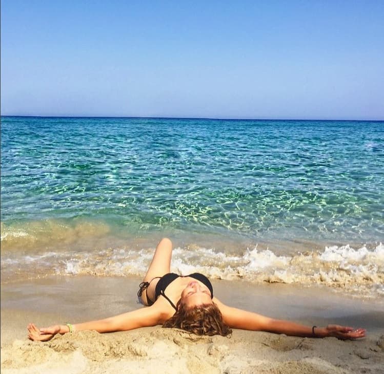 Mientras ella, con cola de sirena o sin ella, se ve muy sexy tumbada en la arena.