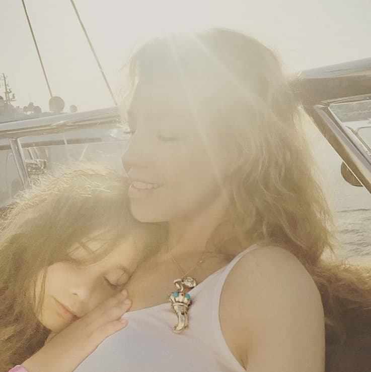 Se nota que está muy orgullosa de su hija y hace todo por cumplir sus sueños.