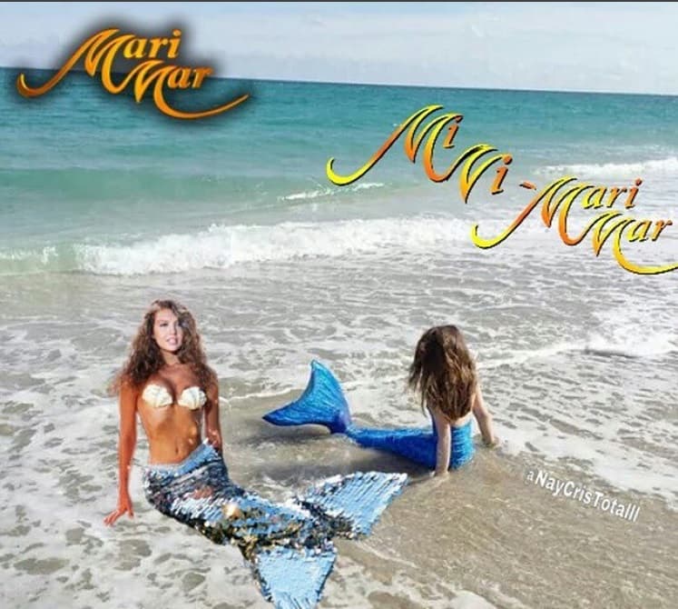 A Thalía le encanta el mar y no dudamos en que sus sueños de sirena los haya heredado a su hija.