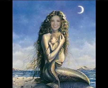 Y su hija también ha tomado el gusto por tener cola de pez.