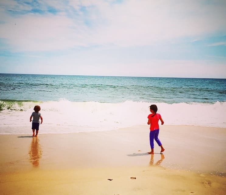 La estrella ama ver a sus hijos felices jugando frente al mar.