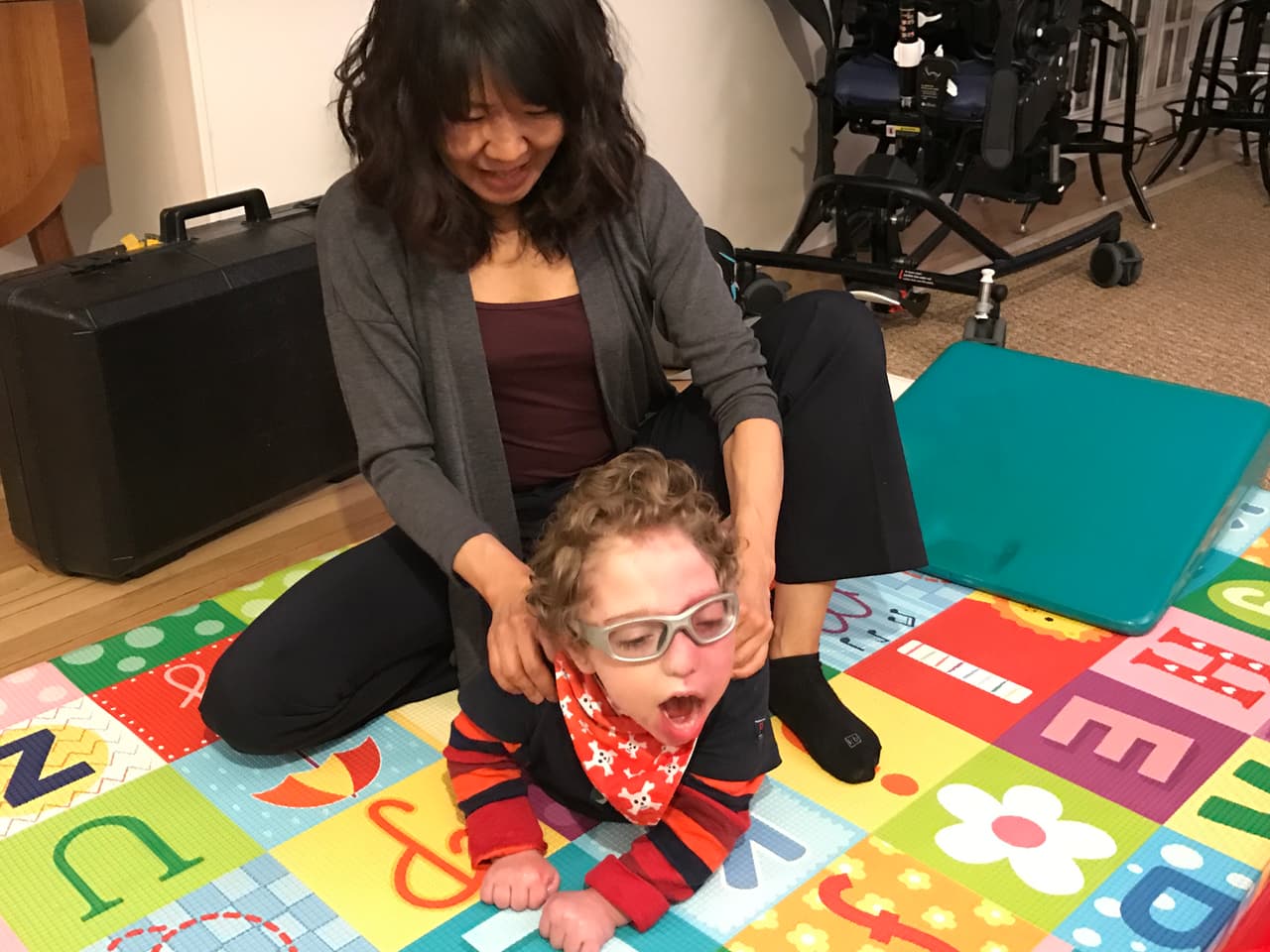 <b>Ejercicios divertidos. </b>La terapista física Lisa Yoon ha trabajado con él desde hace casi dos años. No hay un día en que Ale no quiera trabajar con ella y dé el 100% de sí para, por ejemplo, aprender a sentarse y sostenerse con sus piernas y brazos como si fuera a gatear (algo normal para otros niños, pero muy difícil para él). También, cada miércoles lo visita su terapista de lenguaje y alimentación, Darcy Abrams. Por su bajo tono muscular, Ale no puede ingerir alimentos por la boca. Con terapia intensiva disfrazada con música y caricias, él está aprendiendo a masticar y tragar sin riesgo.