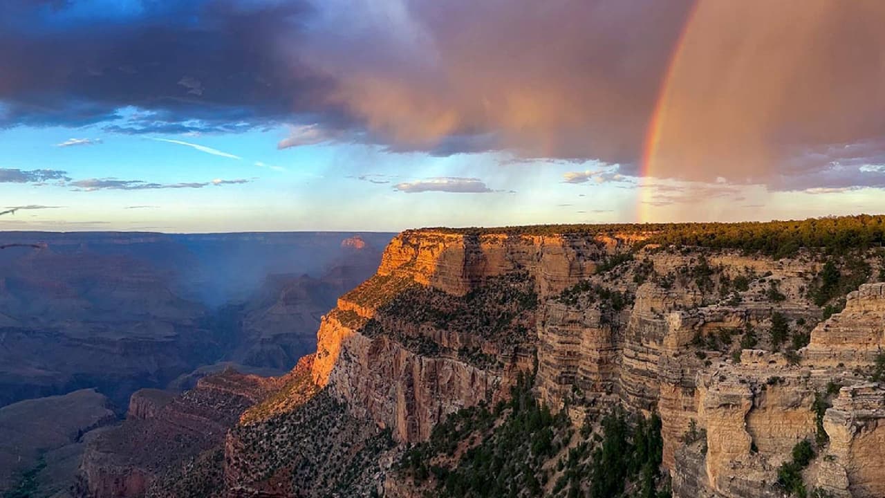 <b>Los pases de entrada oscilan entre $20.00 por persona y $35.00 por vehículo</b>. La entrada al Parque Nacional del Gran Cañón es por 7 días e incluye tanto el Borde Sur como, durante su temporada, el Borde Norte. No se realizan reembolsos debido a las inclemencias del tiempo. Puedes adquirir tus entradas en línea o en el lugar. 
<a href="https://www.nps.gov/grca/index.htm" target="_blank">Para más información visita la página oficial. </a>