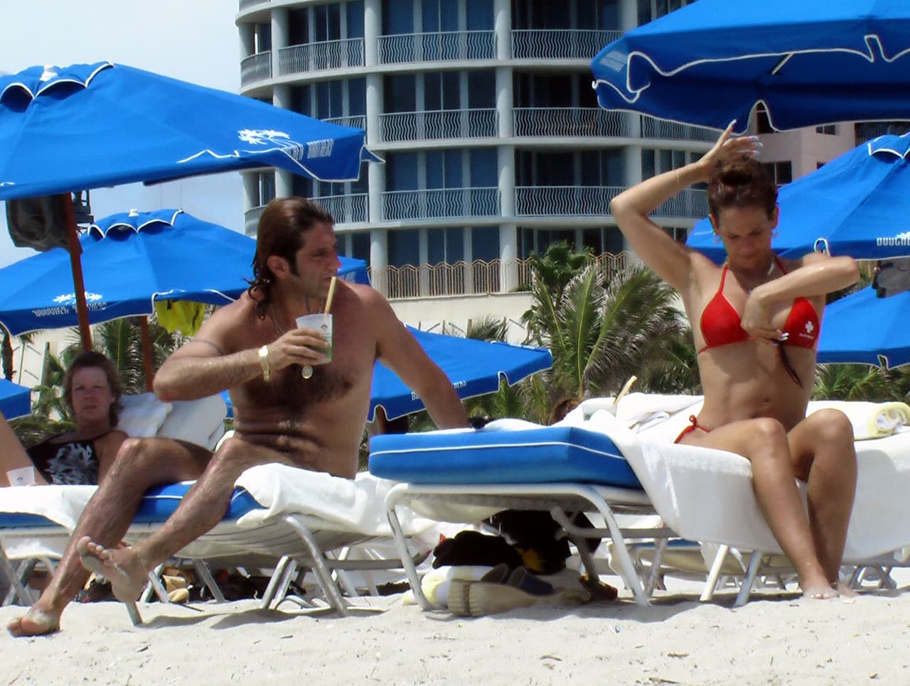 Por su parte, Niurka defendió su relación pues se decía perdidamente enamorada de Bobby, con quien se casó en febrero de 2004.