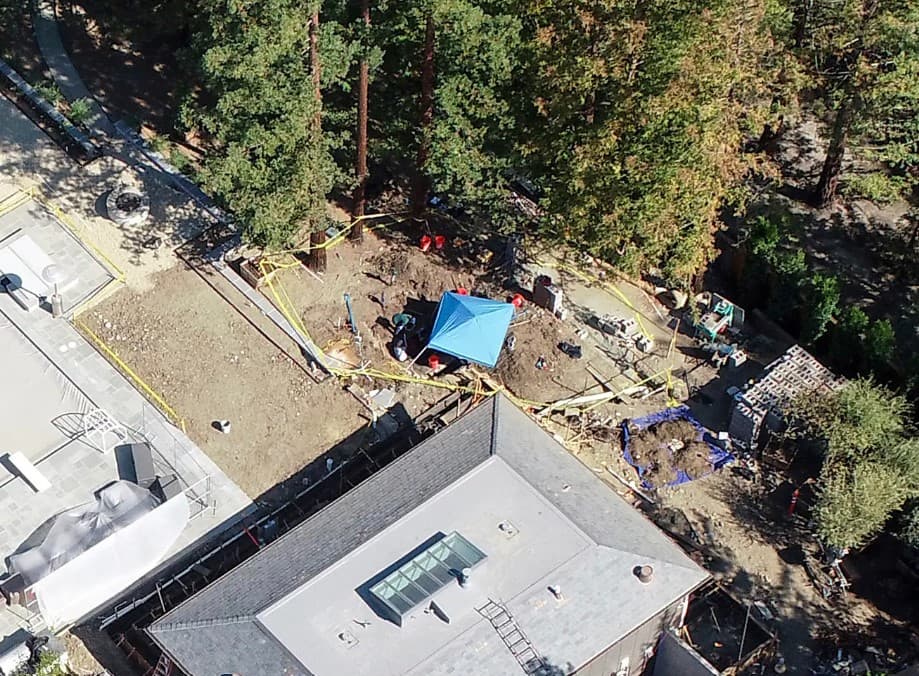 La policía cree que resolvió el misterio del auto enterrado que jardineros encontraron en una mansión