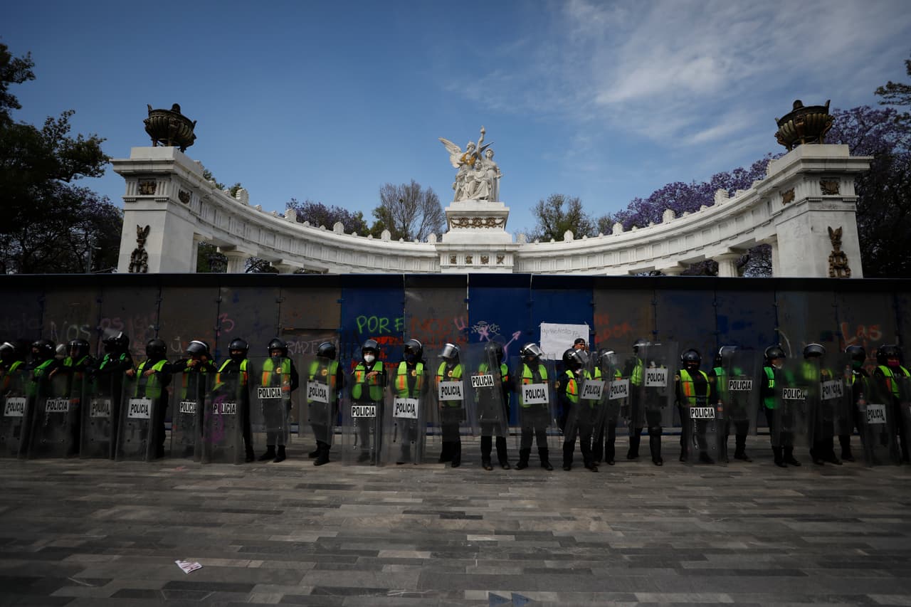 En varios puntos de la marcha la policía capitalina, formado exclusivamente por mujeres, respondió con el lanzamiento de gas pimienta.
<br>
