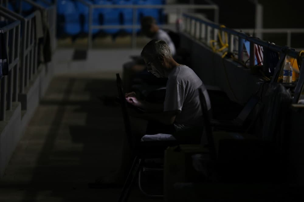 Los médicos que atienden al público duermen en un segundo piso del coliseo. Los pacientes que no pueden ser atendidos y estabilizados en el lugar son transferidos a hospitales adyacentes o al USS Confort, el barco hospital de la marina estadounidense que atiende a Puerto Rico en la emergencia.