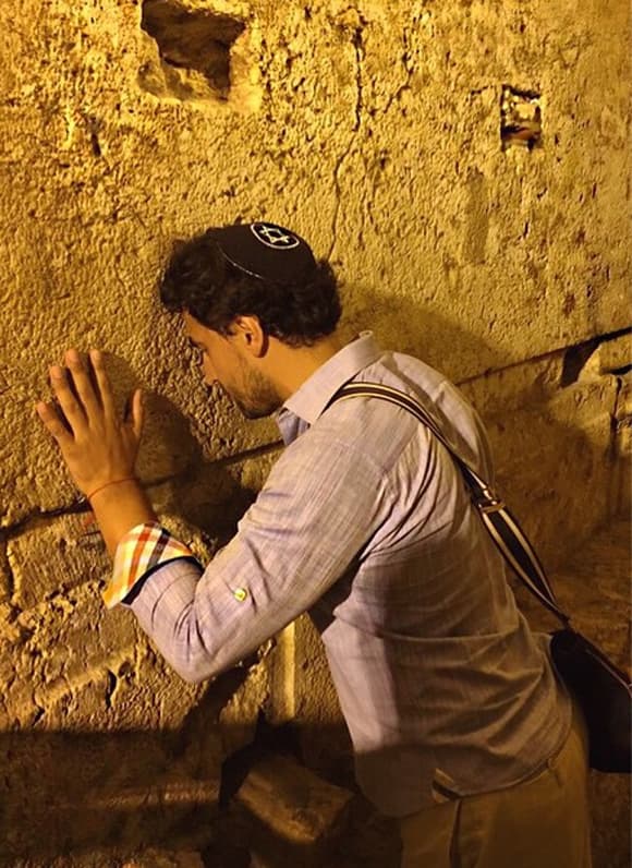 Gabriel, debajo de la ciudad de Jerusalén en el Muro de los Lamentos, oró por la unificación de todos.