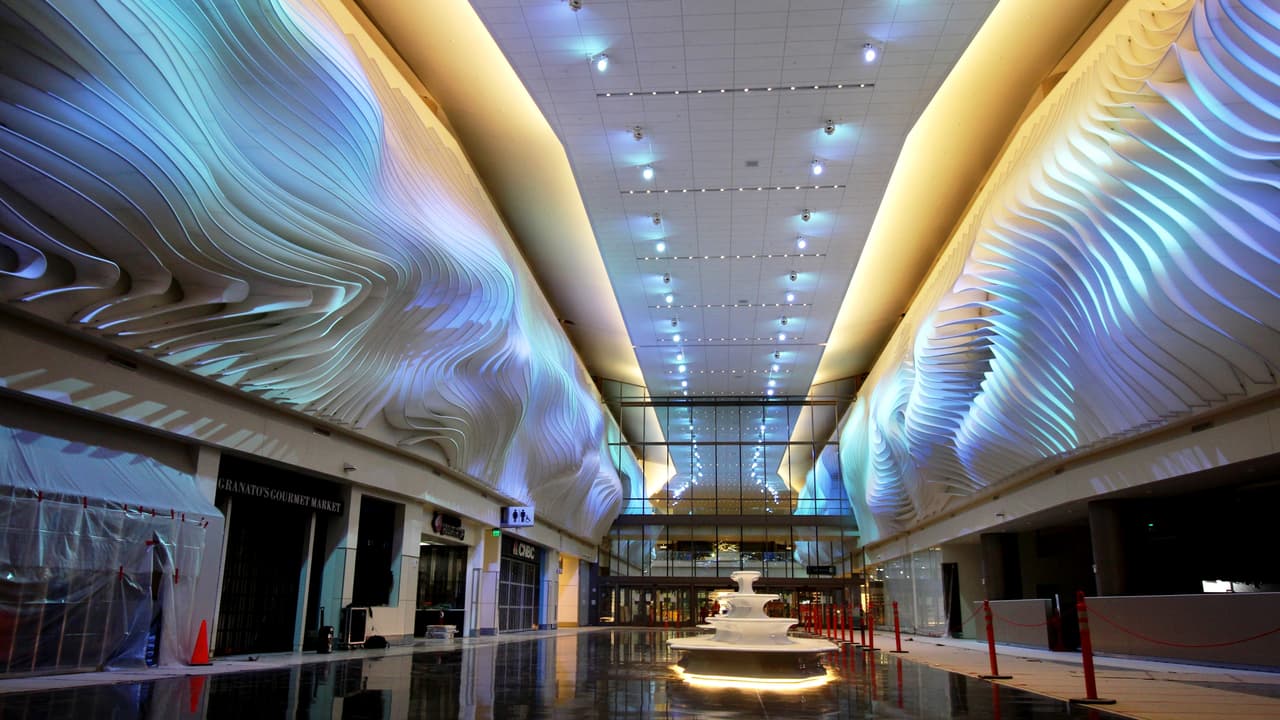 La construcción de The Canyon requirió de cinco acres de tela, y siete millas de tubos de aluminio para su estructura, creando 412 aletas de membrana extensible individuales. Luces alumbran las telas con colores que van cambiando a medida en que pasa el tiempo y que se adaptan a las estaciones del año, ofreciendo algo del sabor de Utah, incluso a aquellos pasajeros que nunca salen del aeropuerto.