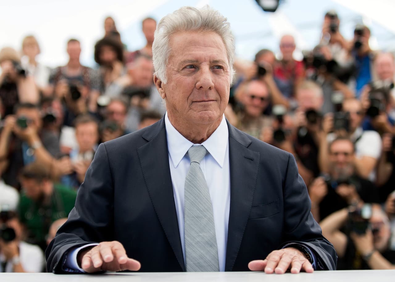 ARCHIVO - Dustin Hoffman posa para retratos durante la sesión de “The Meyerowitz Stories” en la 70a edición del festival internacional de cine de Cannes en Cannes, Francia, en una fotografía del 21 de mayo de 2017. (Foto Arthur Mola/Invision/AP, archivo)