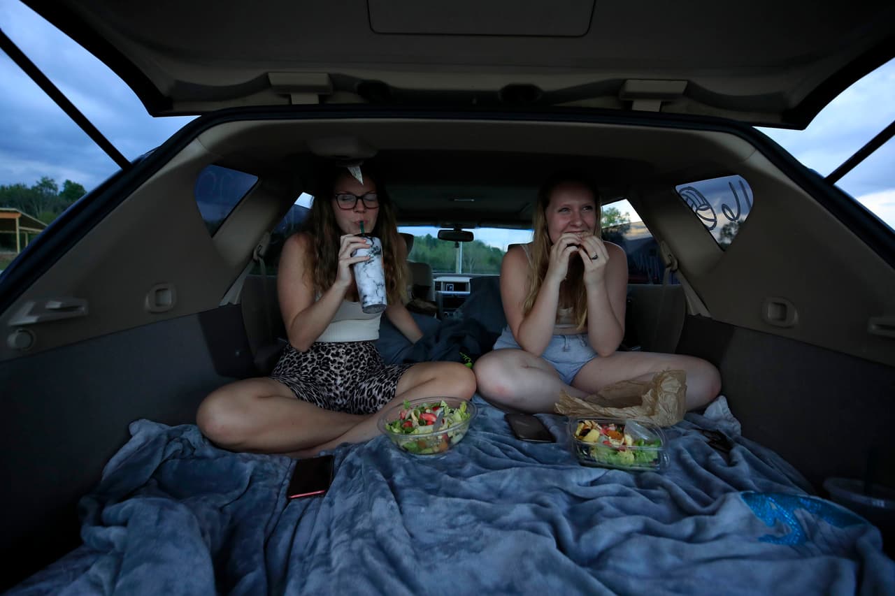 <b>Kentucky | Índice de recuperación: 83%. </b>Casi el total de las salas de cine fueron cerradas desde que inició la pandemia. Este negocio, que reporta una ganancia de cerca de $200 millones cada mes produjo solo $2.5 millones, según la datos del 20 de agosto. En la fotografía un autocine abierto en La Grange, Kentucky, a mediados de mayo.