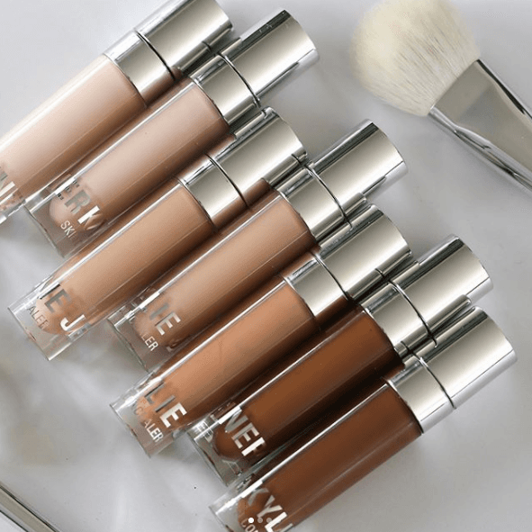 Tan solo en 2016 Kylie ganó 41 millones de dólares, lo que le valió ser considerada en la lista de los '100 famosos más ricos' de la revista Forbes en 2017.