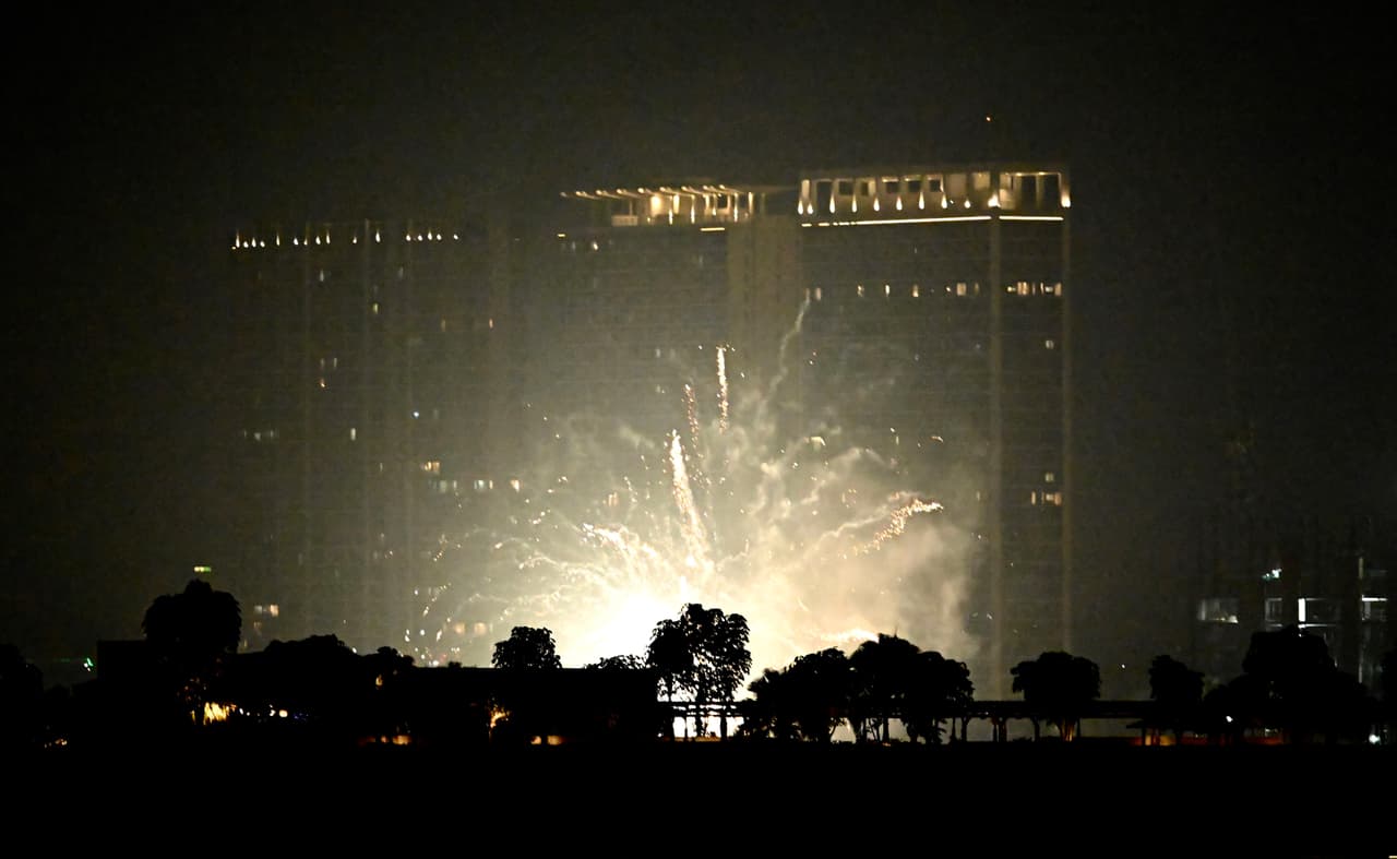 Los fuegos artificiales iluminan el cielo en Yakarta el 1 de enero de 2021 para dar la bienvenida al Año Nuevo, aunque el gobierno solicitó a los residentes que se quedaran en casa con el aumento de las infecciones por coronavirus, covid-19.