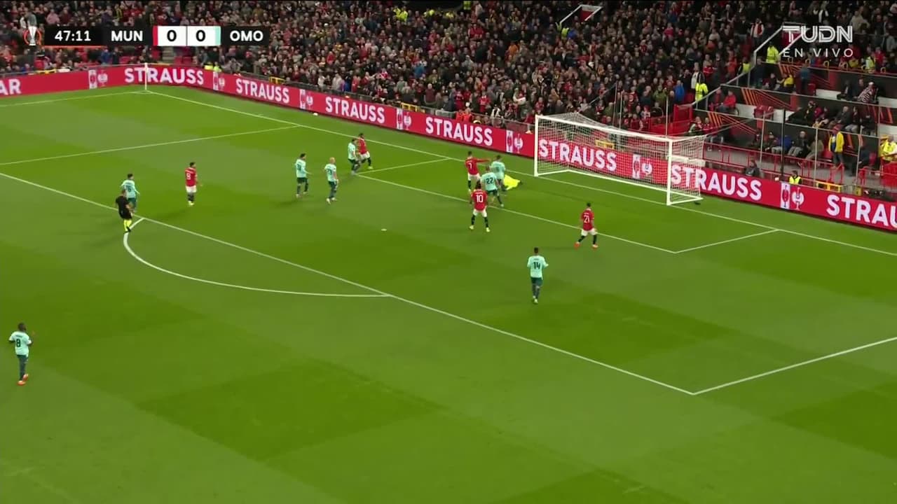 ¡TIRO ATAJADO! disparo por Cristiano Ronaldo.