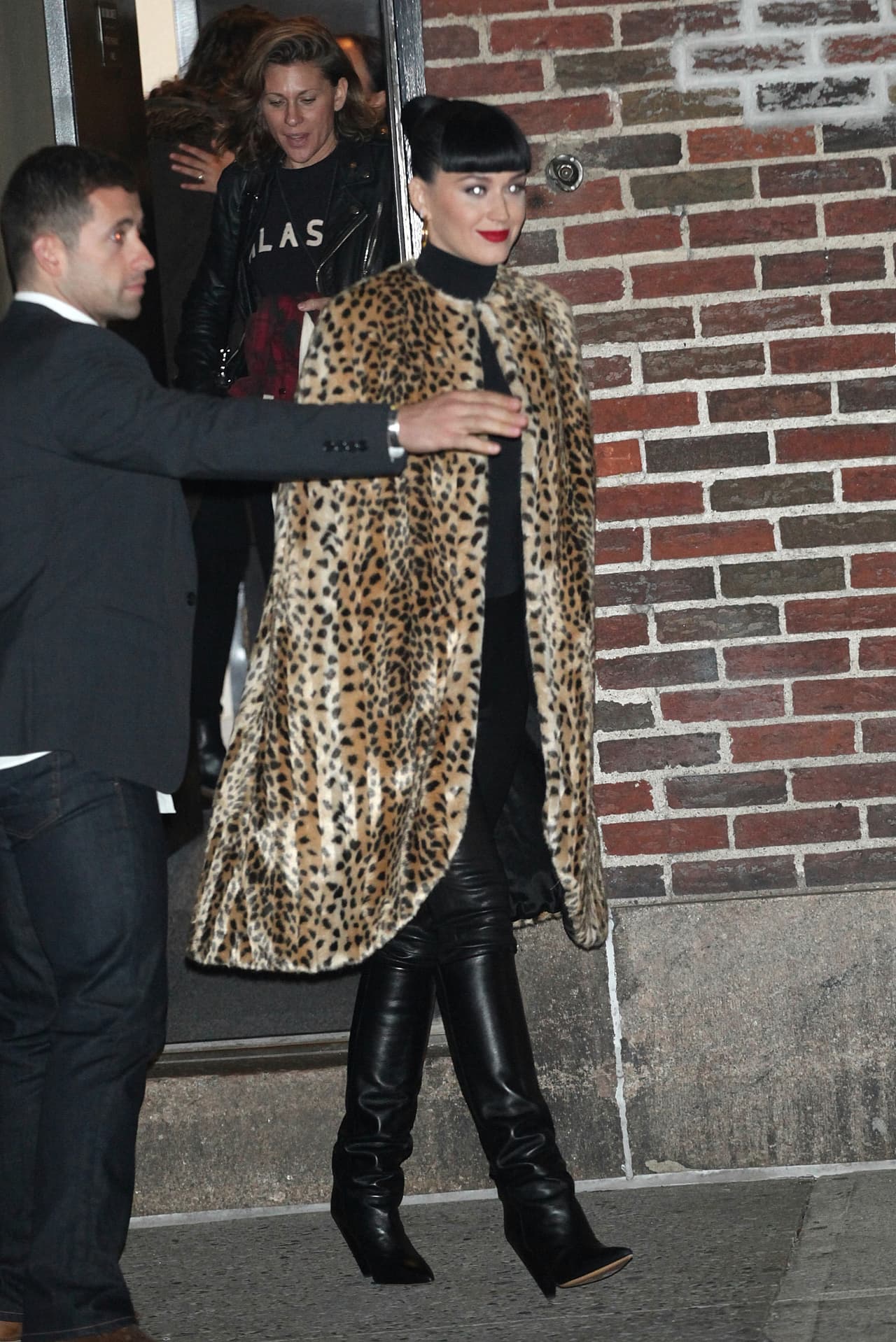 También en Nueva York, Katy Perry apareció con una linda capa con el mismo diseño.