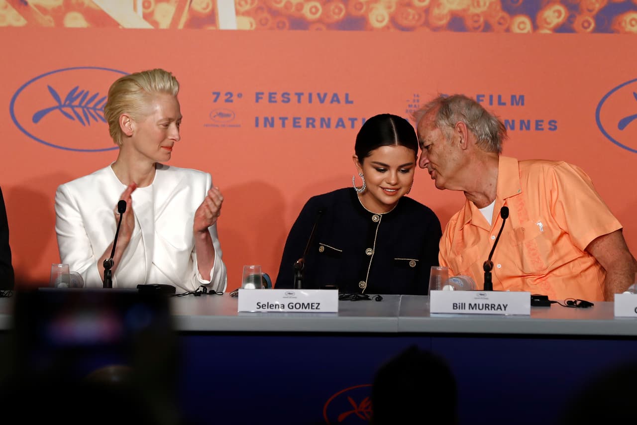 En la comedia de terror 'The Dead Don't Die', co-protagonizada por Bill Murray y Tilda Swinton, Selena Gómez le da vida a una "hipster obsesionada con el wifi", en pleno apocalipsis zombi.
