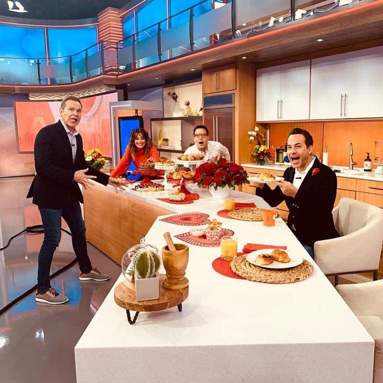 Y todos juntos aprovechan para desayunar y pasar tiempito juntos como una gran familia.