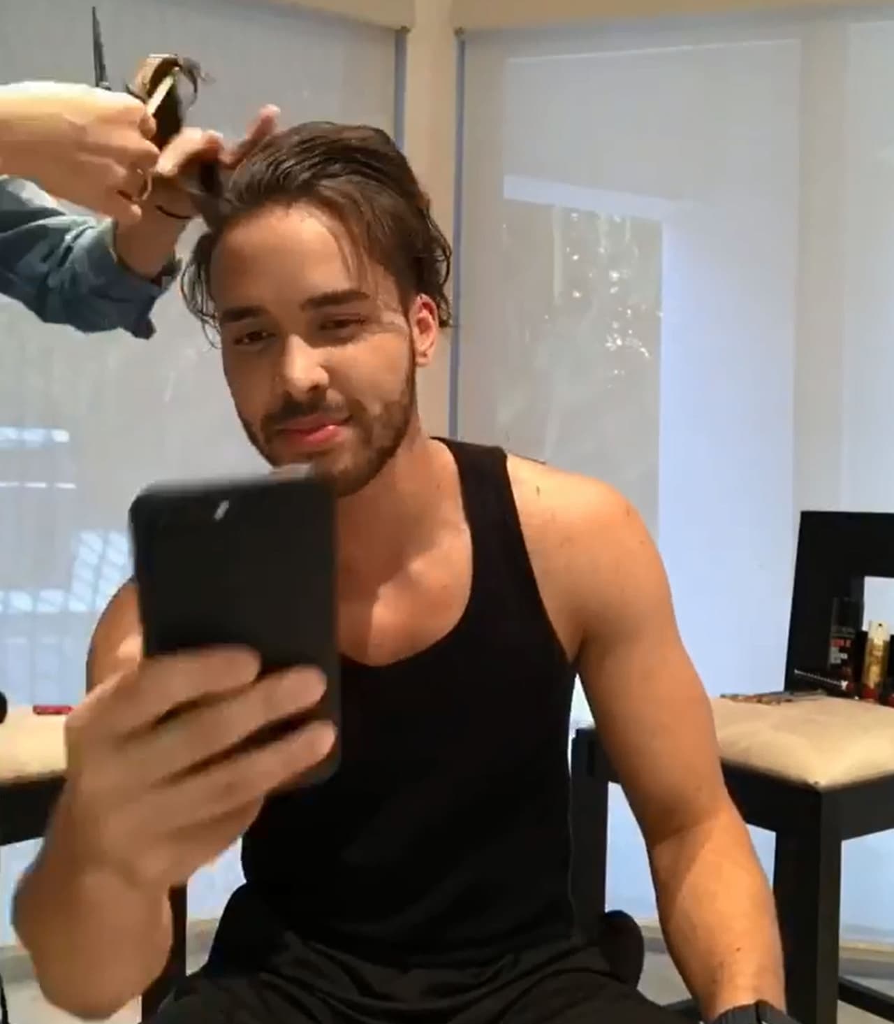 Aquí vemos cómo poco a poco le van dando forma a su cabello.