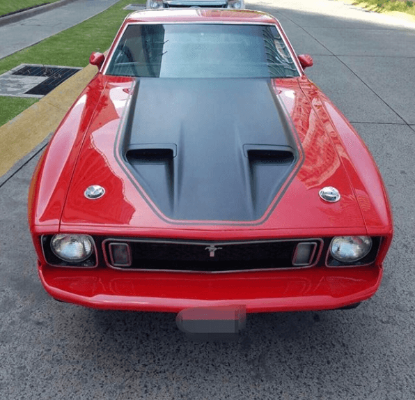 El Ford Mustang Match One 1973 original 
<b>era propiedad del padre de los Elizalde,</b> pero al morir el coche quedó en el olvido. Años después Valentín 'El Gallo de Oro' trató de restaurarlo, pero no cumplió la misión, fue asesinado y de nueva cuenta el coche quedó abandonado. Hasta 2014 cuando Jesús y Francisco Elizalde decidieron llevarlo a reconstruir.