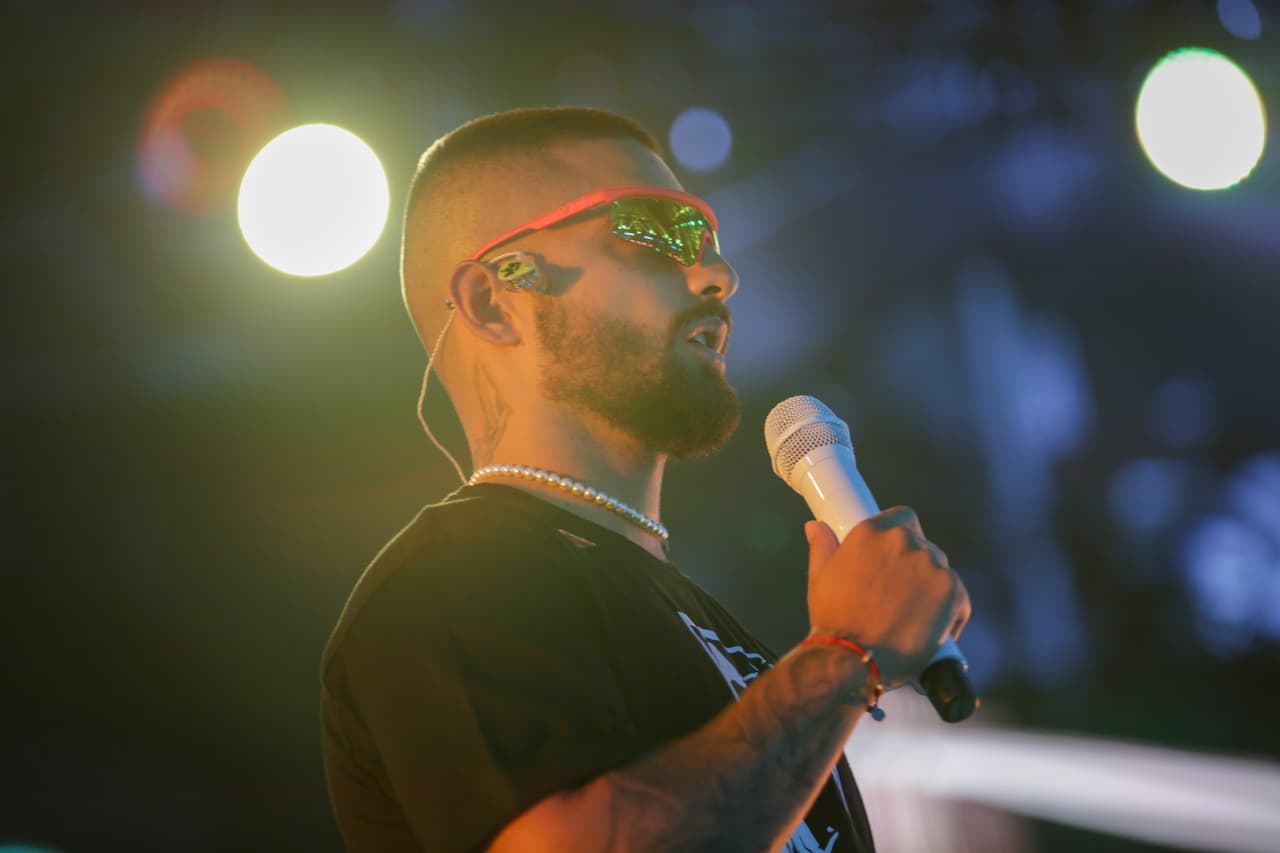 El colombiano eligió esta gargantilla Chanel para asistir al último día de ensayos de Premios Juventud.