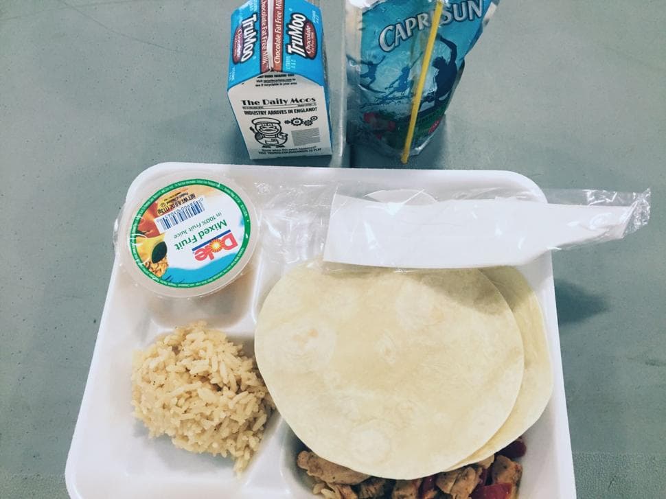 El senador demócrata Bill Nelson, quien intentó visitar el centro sin éxito, instó a la administración Trump a detener "su política inhumana de separar a las familias en la frontera".