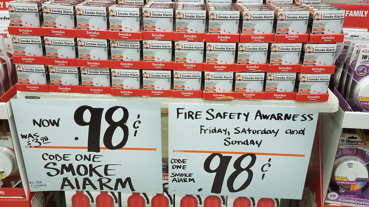 Departamento de Bomberos de Chicago presenta detectores de humo.