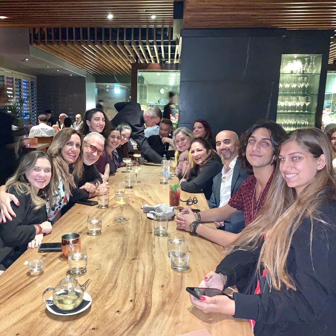 La familia Estefan se reunió en Londres para degustar de manjares y postres: "¡La Familia! Extrañando a la mitad del grupo, pero felices de estar juntos en Londres" comentó Lili al pie de esta fotografía.