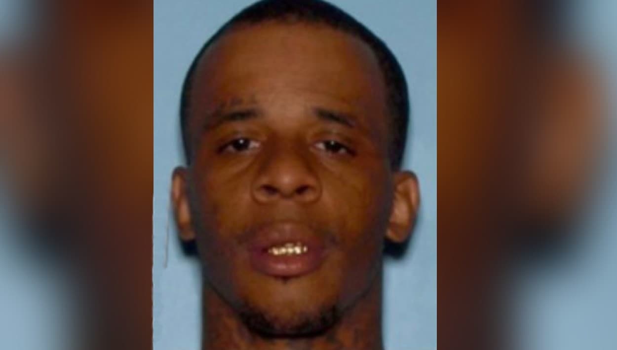 Dennis Penix Jr., de 28 años, también se encuentra entre los 5 prófugos que buscan las autoridades en Georgia. Mide 5 pies con 9 pulgadas y pesa 165 libras.