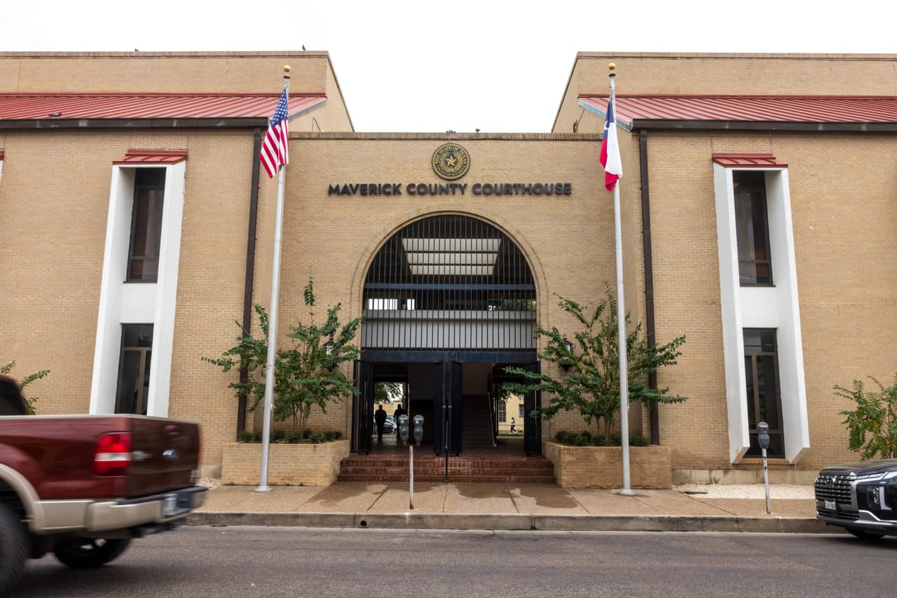 El juzgado del Condado Maverick en Eagle Pass, Texas. Una investigación descubrió que, en ocasiones, el condado encarcelaba a personas durante meses antes de presentar cargos contra ellas.