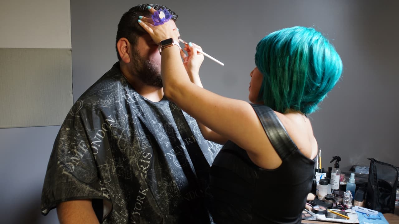 El Tambochi pago la apuesta contra El Compa Ivan cambiando de 'look' por un día.