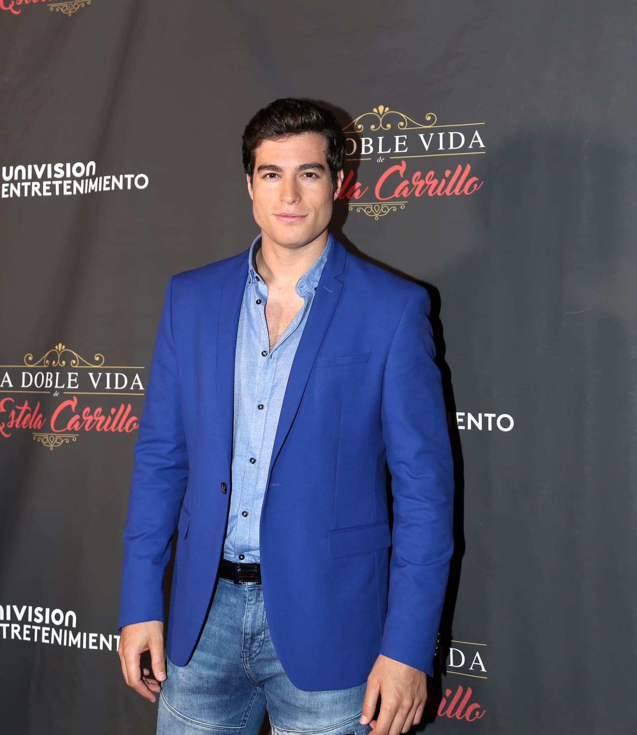 <b><a href="http://www.univision.com/temas/danilo-carrera">Danilo</a></b> prefirió vestir menos formal, aunque se veía muy guapo con jeans, camisa y un saco azul.