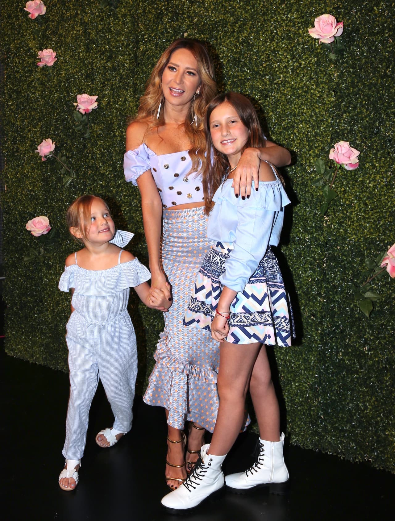 "Tenía una linda relación… (pero) empezaron a tomar las niñas terapia y el terapeuta nos dijo que 
<b><a href="https://www.univision.com/shows/el-gordo-y-la-flaca/geraldine-bazan-confiesa-si-las-decisiones-de-gabriel-soto-le-siguen-afectando-a-casi-un-ano-del-divorcio-video" target="_blank">estaba siendo difícil</a></b>, sobre todo para Elissa (verme a mí y a su padre con otras personas)", contó la actriz a People.