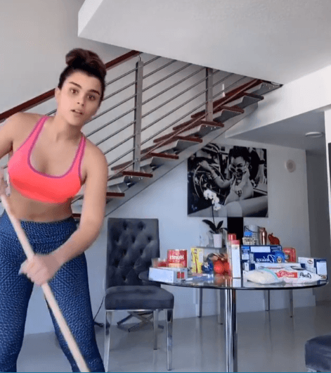 Sin duda, Clarissa se mostró muy cercana a sus seguidores, pues compartió con ellos momentos muy íntimos como este, el del aseo de la casa.