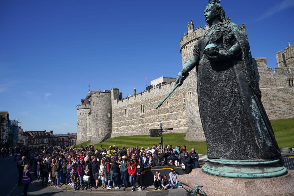 Personas congregadas en las afueras del castillo de Windsor para despedir a Felipe.