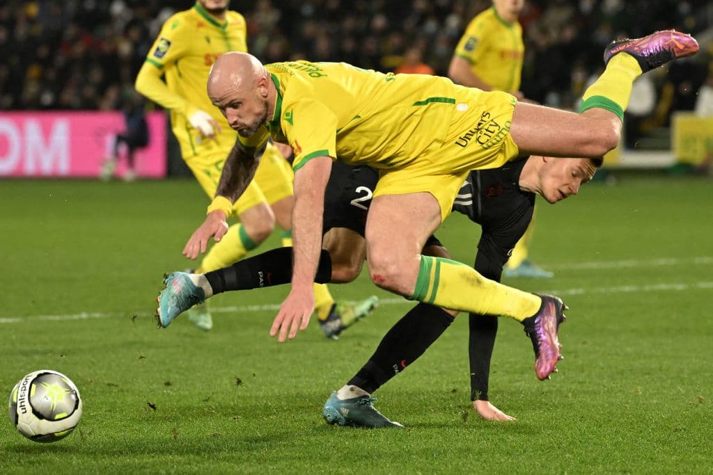 Nantes logra anotarle tres goles al PSG antes del medio tiempo, para en el segundo tiempo asegurar su ventaja y terminar venciendo 3-1 a los líderes de la Ligue 1.