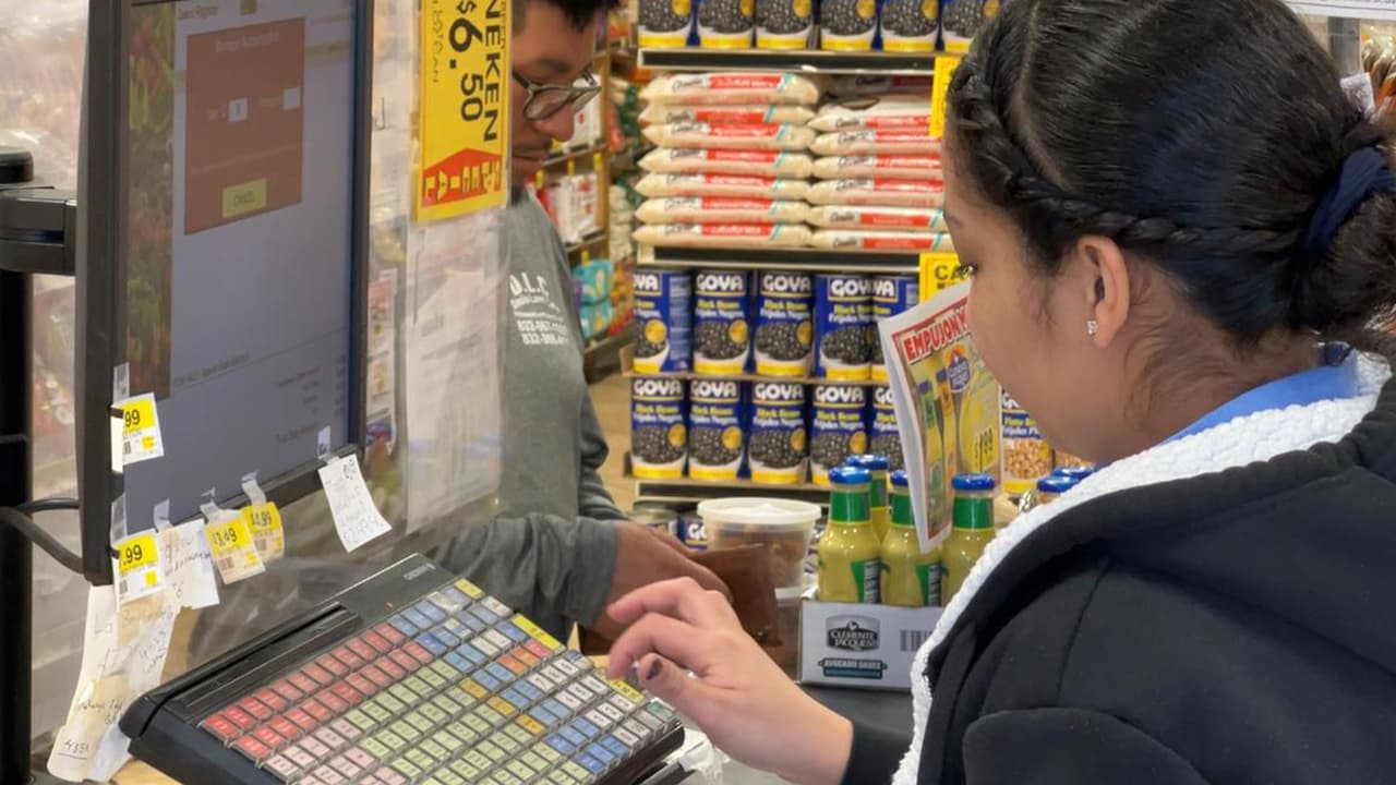 SNAP es un programa federal que brinda asistencia alimentaria a familias e individuos elegibles de bajos ingresos en Texas.