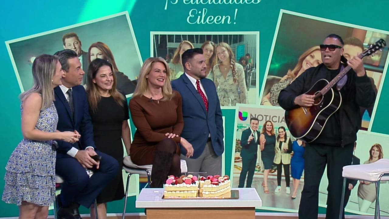 Cantautor cubano Amaury Gutiérrez sorprende a la periodista Eileen Cardet