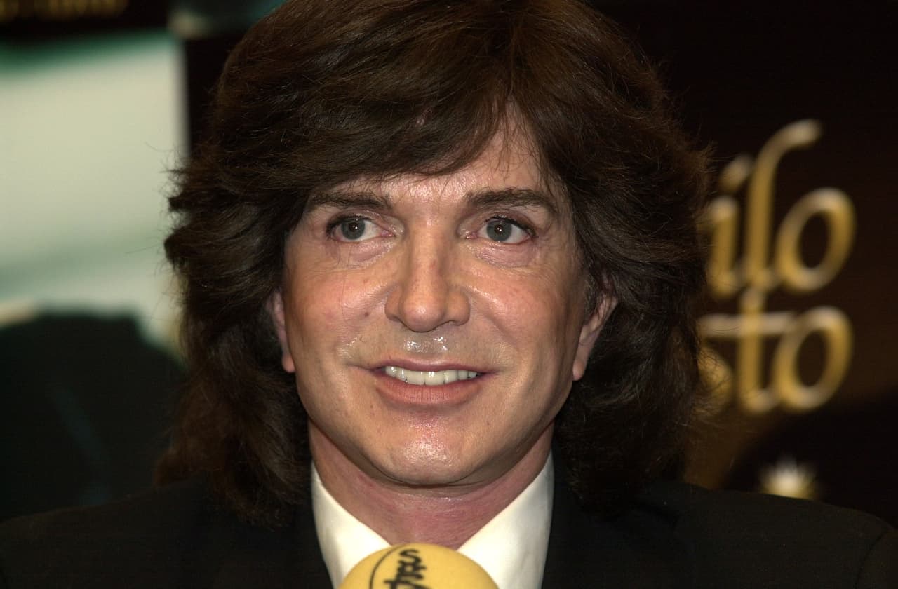 Los motivos por los que el hermano de Camilo Sesto vendió el mausoleo familiar, no están claros. El País no citó la versión de Pepe Blanes y agregó que personas cercanas al cantante dijeron que esta decisión hizo que el artista se distanciara de su hermano.