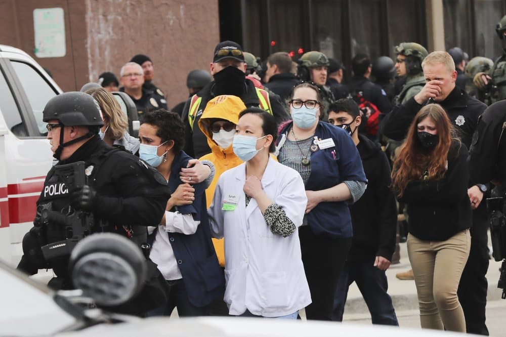 "Oía los disparos cada vez más cerca": testigos narran momentos aterradores durante el tiroteo en Colorado