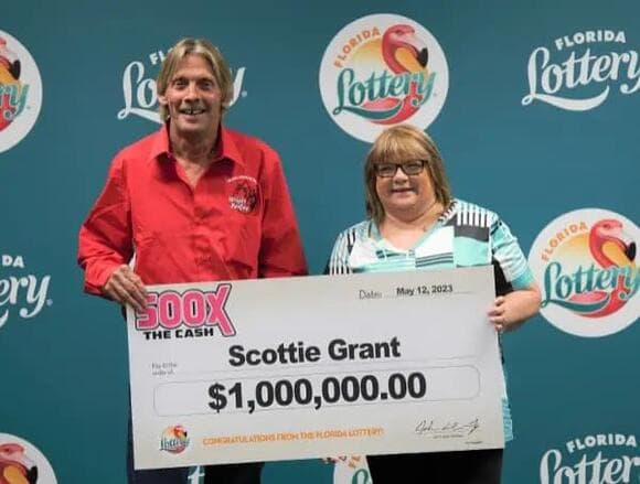 Scottie Grant, de 58 años, sorprendió a todos en las oficinas de la Lotería de Florida, al presentarse con un "raspadito" premiado con $1 millón. Sin embargo, lo sorprendente es que este hombre que radica en Escambia, Florida,
<b> <a href="https://www.univision.com/local/miami-wltv/millonario-por-2-hombre-de-florida-gana-dos-veces-el-raspadito-de-la-loteria-video">6 meses después cobró otro premio por la misma cantidad</a>. </b>En ambos casos, Grant optó por el pago único de una suma global de $820,000, según el comunicado emitido por la empresa de lotería.