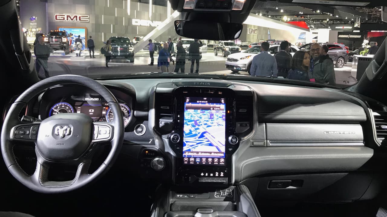 <h3 class="cms-h3-H3">Pickups, pickups y más pickups.</h3>
<br>
<br>El nuevo interior de la Dodge Ram merece mención especial, no solo por su hermoso diseño, sino también por su
<b> enorme pantalla tactil vertical</b> de 12 pulgada que puede ser segmentada en dos áreas. Si bien la idea no es exclusiva de Ram, ya Tesla y Volvo usan pantalles similares, la ejecución de la idea en un pickup si es nueva y muy acertada. Esperemos que UConnect esté a la altura de su 
<i>hardware</i>.