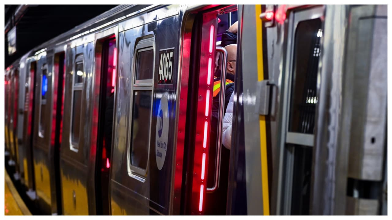 Estos son los primeros trenes nuevos que se agregan a la línea en cinco años. Traen cámaras de seguridad, asientos adicionales y 
<b>pantallas digitales</b> que brindarán información más detallada y específica de cada estación.